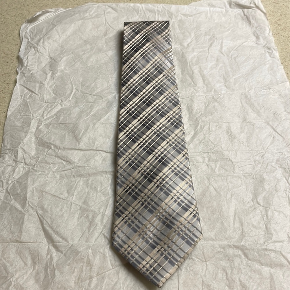 Paul Dione tie